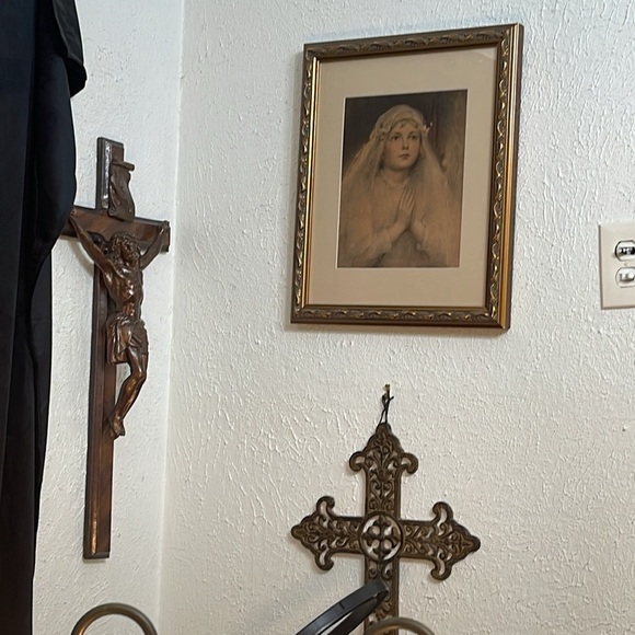 Signed and framed Vintage Art Piece of Catholic Girl Receiving Communion - Picture 4 of 4